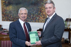 Le député Pascal Popelin (PS) remet son rapport au Président Claude Bartolone, 28 mai 2015 / Assemblée Nationale