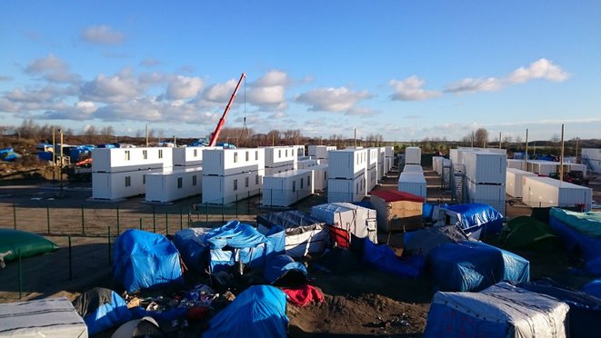 "Ce matin installation de containers dans la jungle de #Calais" / Twitter G. Destombes