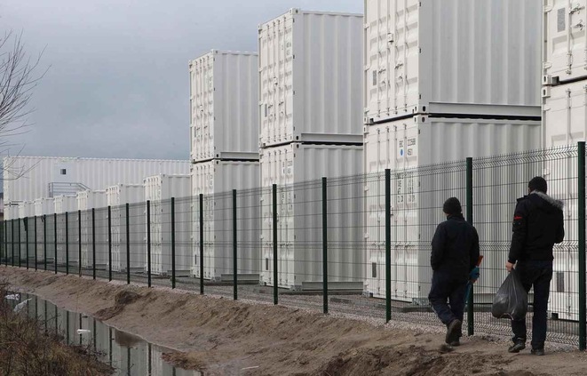 Le nouveau camp de containers de Calais / AP